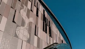 欧冠首战惊险！曼城德布劳内助阵，145亿豪门对决悬念迭起